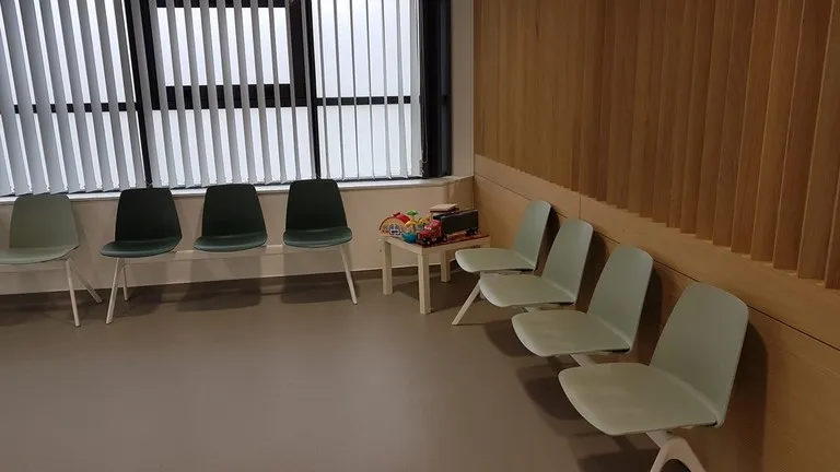 Salle d'attente rez de chaussée, secteur médecine générale Catherine Aliquot-Vialat, Maison médicale, St Pierre du Perray
