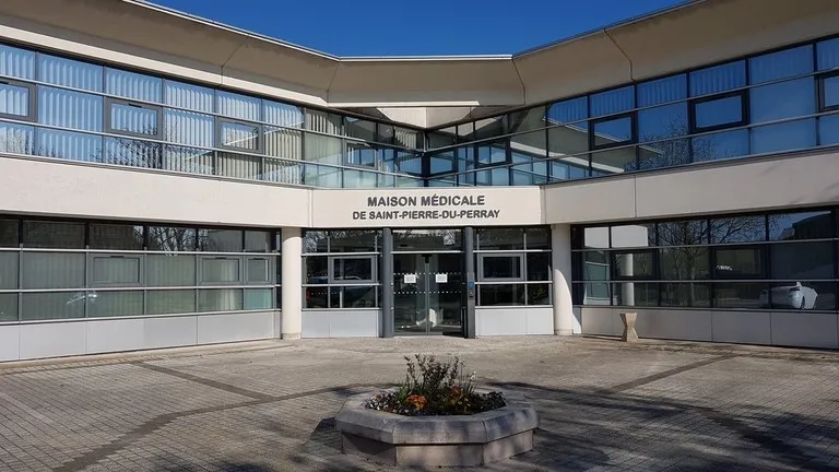 Vue de l'entrée de la maison médicale Catherine Aliquot-Vialat, Maison médicale, St Pierre du Perray