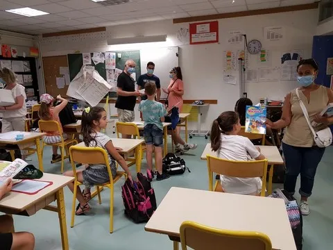 Distribution de cahiers de vacances été apprenant, Catherine Aliquot-Vialat, distribution de cahiers de vacances