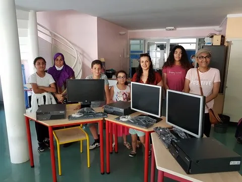 Ordinaterus reconditionnés donnés à des élèves été apprenant, Catherine Aliquot-Vialat, ordinateurs reconditionnés donnés à des élèves, 25 juin 2020
