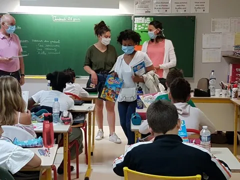 Distribution de cahiers de vacances été apprenant, Catherine Aliquot-Vialat, distribution de cahiers de vacances