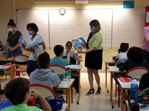 Distribution de cahiers de vacances été apprenant, Catherine Aliquot-Vialat, distribution de cahiers de vacances