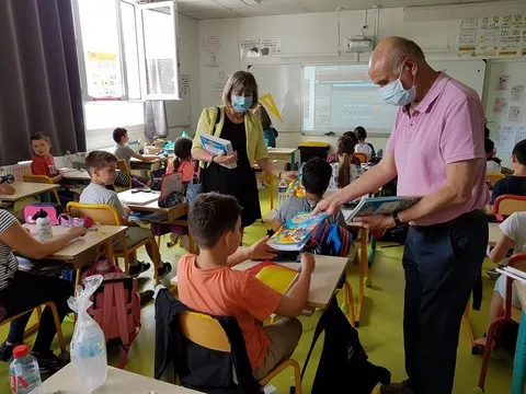 Distribution de cahiers de vacances été apprenant, Catherine Aliquot-Vialat, distribution de cahiers de vacances